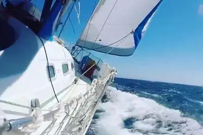 Charter a boat in Roatan