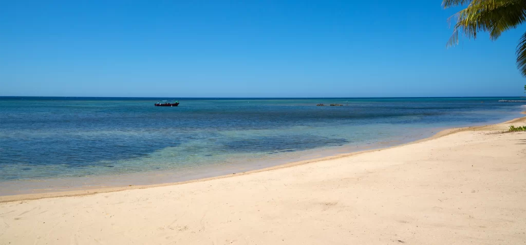 Hummingbird Casitas Roatan - View of the beach near West End