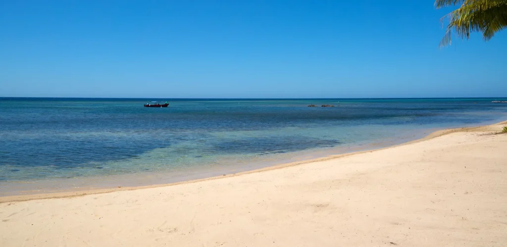 Hummingbird Casitas Roatan - View of the beach near West End